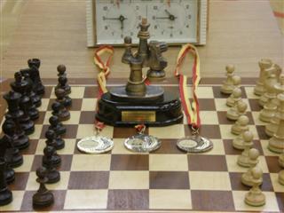 zdjęcie szachownicy i Pucharu Sambiera